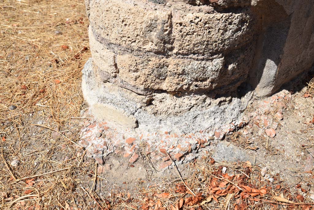 I.4.25 Pompeii. September 2020. Upper Peristyle 56, detail of column at south end, looking north-west.
Foto Tobias Busen, ERC Grant 681269 D�COR
