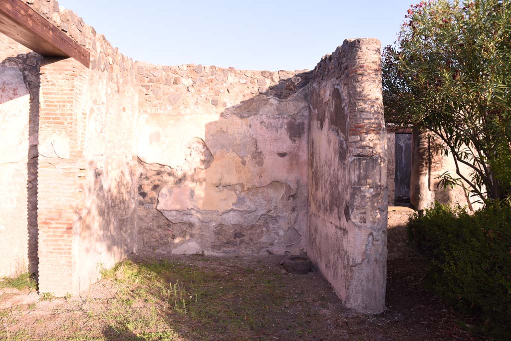 I.4.25 Pompeii. October 2019. Upper peristyle 56, vestibule area in north-west corner, looking north. 
Foto Tobias Busen, ERC Grant 681269 D�COR

