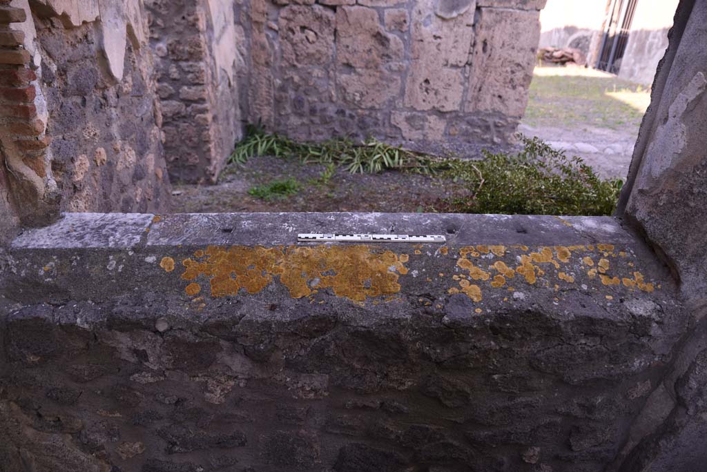 I.4.25 Pompeii. October 2019. Upper Peristyle 56, looking north across window sill in north-west corner.
Foto Tobias Busen, ERC Grant 681269 D�COR.

