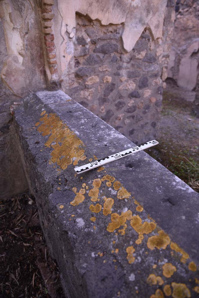 I.4.25 Pompeii. October 2019. Upper Peristyle 56, detail of window sill in north-west corner.
Foto Tobias Busen, ERC Grant 681269 D�COR.
