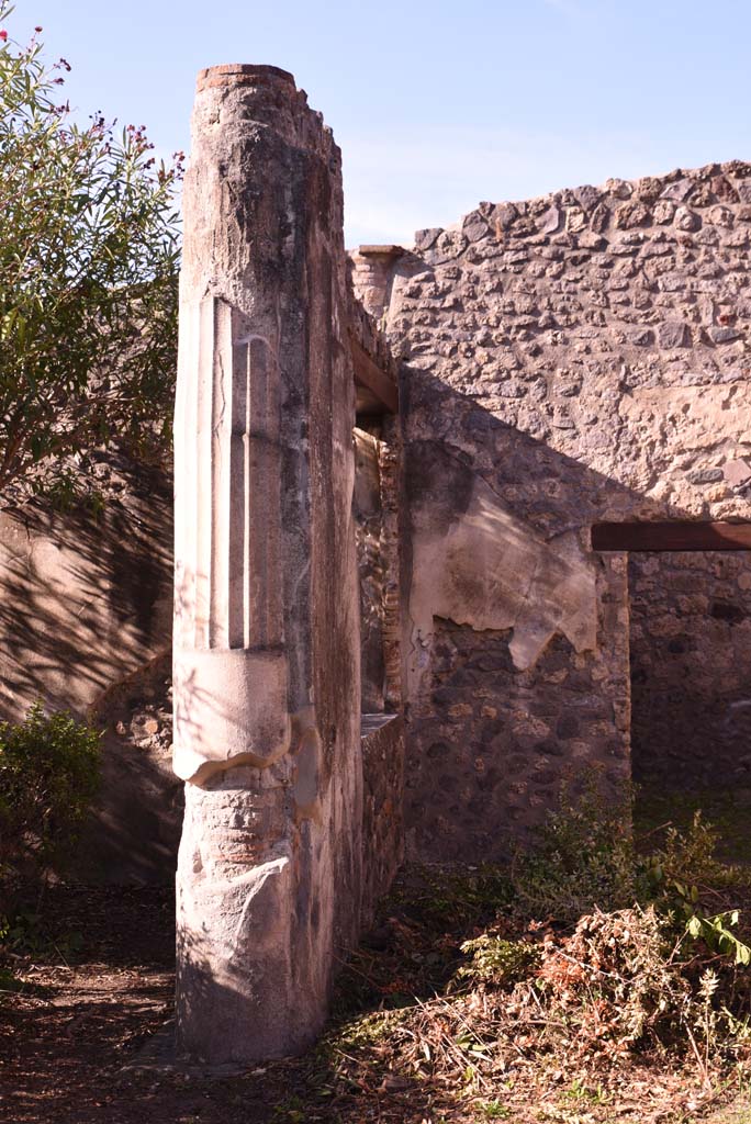 I.4.25 Pompeii. October 2019.
Upper Peristyle 56, looking west at pilaster/wall with window on north portico. 
Foto Tobias Busen, ERC Grant 681269 D�COR.

