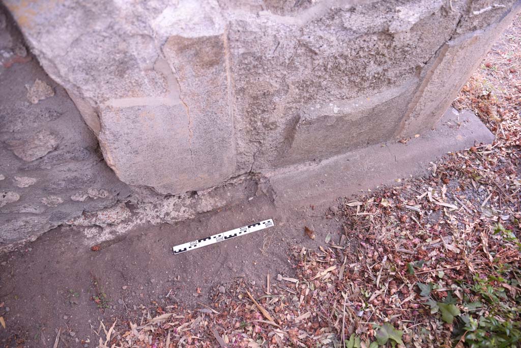 I.4.25 Pompeii. September 2020. 
Upper Peristyle 56, looking north towards detail from south side of pilaster/wall of area on north portico.
Foto Tobias Busen, ERC Grant 681269 D�COR

