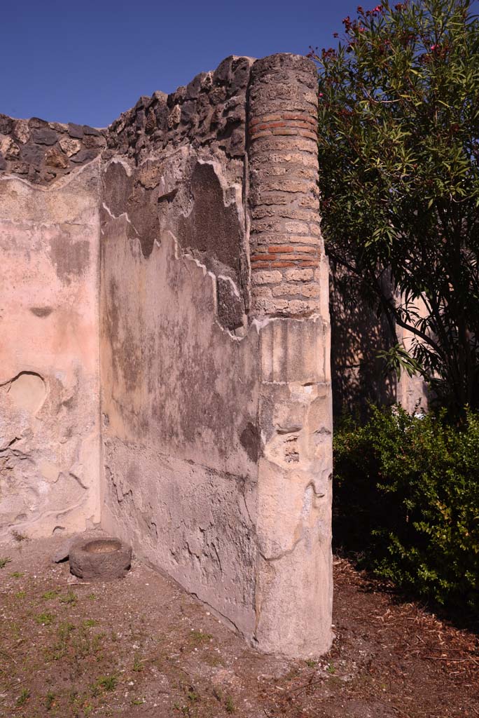 I.4.25 Pompeii. October 2019. Upper peristyle 56, east wall of vestibule in north-west corner. 
Foto Tobias Busen, ERC Grant 681269 D�COR


