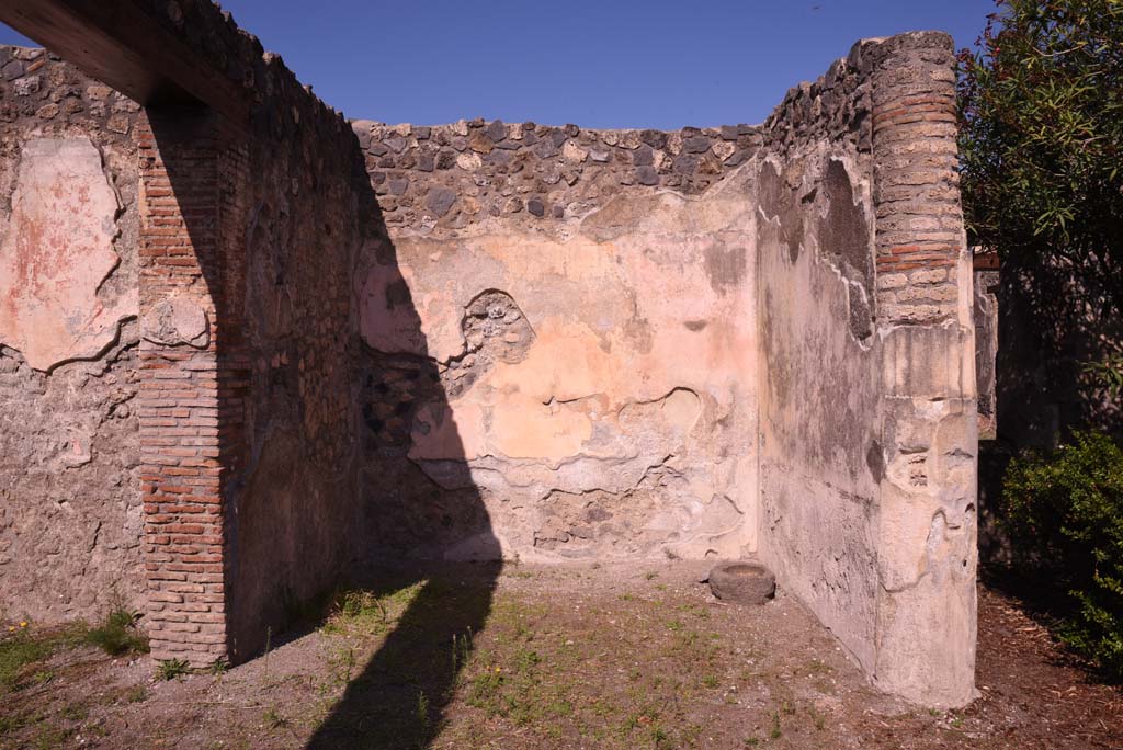 I.4.25 Pompeii. October 2019. Upper peristyle 56, looking towards north wall in vestibule in north-west corner.
Foto Tobias Busen, ERC Grant 681269 D�COR


