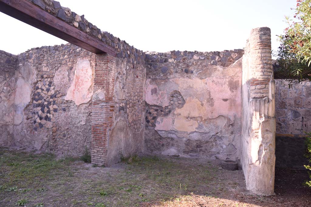 I.4.25 Pompeii. October 2019. Upper peristyle 56, looking north from vestibule, towards doorway to room 57, on left.
Foto Tobias Busen, ERC Grant 681269 D�COR


