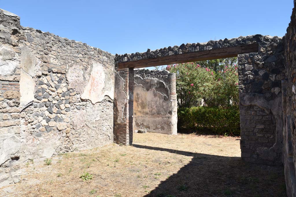 I.4.25 Pompeii. September 2020. Room 57, looking east to entrance doorway into vestibule and upper peristyle 56.
Foto Tobias Busen, ERC Grant 681269 D�COR.

