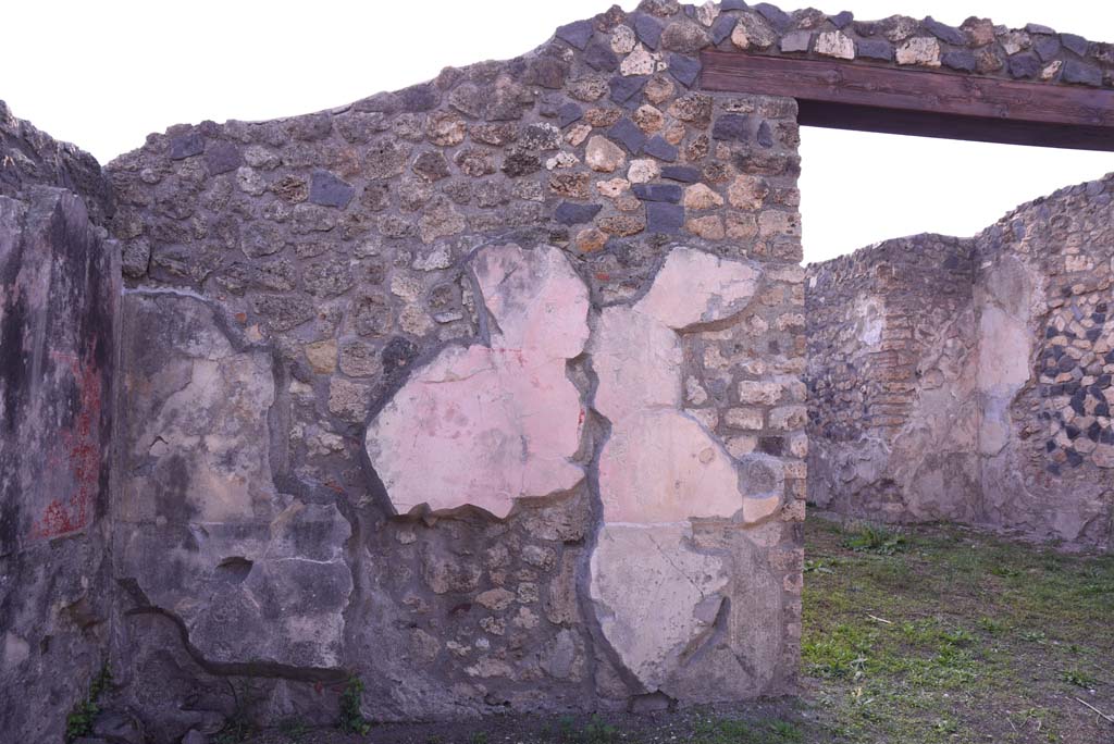I.4.25 Pompeii. October 2019. Upper peristyle 56, vestibule, west wall in south-west corner, with doorway to room 57, on right.
Foto Tobias Busen, ERC Grant 681269 D�COR

