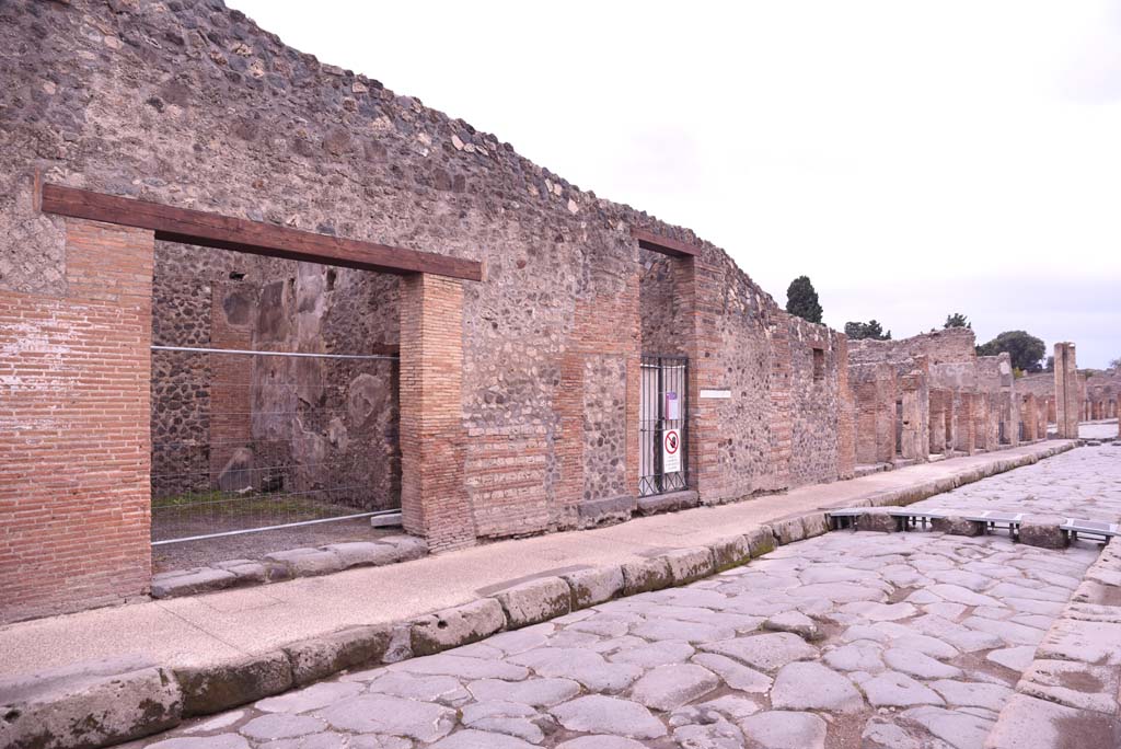 I.4.26, on left, Pompeii. October 2019. Looking west across insula towards I.4.16, and Holconius� crossroad at Via Stabiana.
Foto Tobias Busen, ERC Grant 681269 D�COR.
