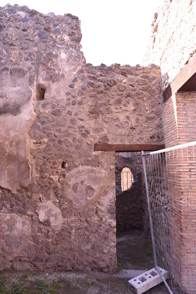 I.4.26 Pompeii. October 2019. North end of west wall with doorway to room under steps in I.4.25.
Foto Tobias Busen, ERC Grant 681269 D�COR.

