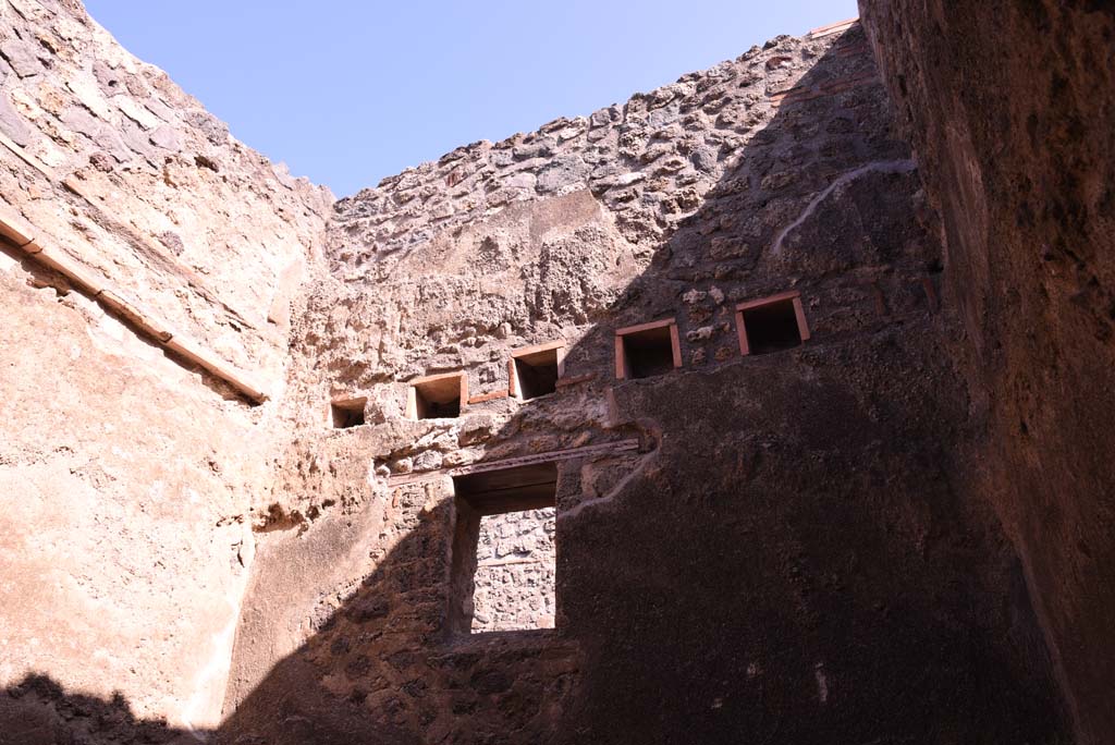 I.4.27 Pompeii. October 2019. Looking towards window in upper east wall overlooking Vicolo del Citarista.
Foto Tobias Busen, ERC Grant 681269 D�COR.
