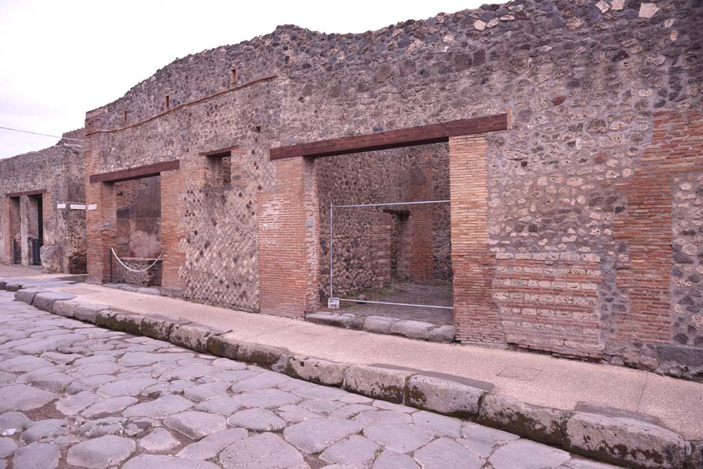 I.4.27, on left, and I.4.26, in centre, Pompeii. October 2019. Looking towards entrance doorways on Via dell�Abbondanza.
Foto Tobias Busen, ERC Grant 681269 D�COR.
