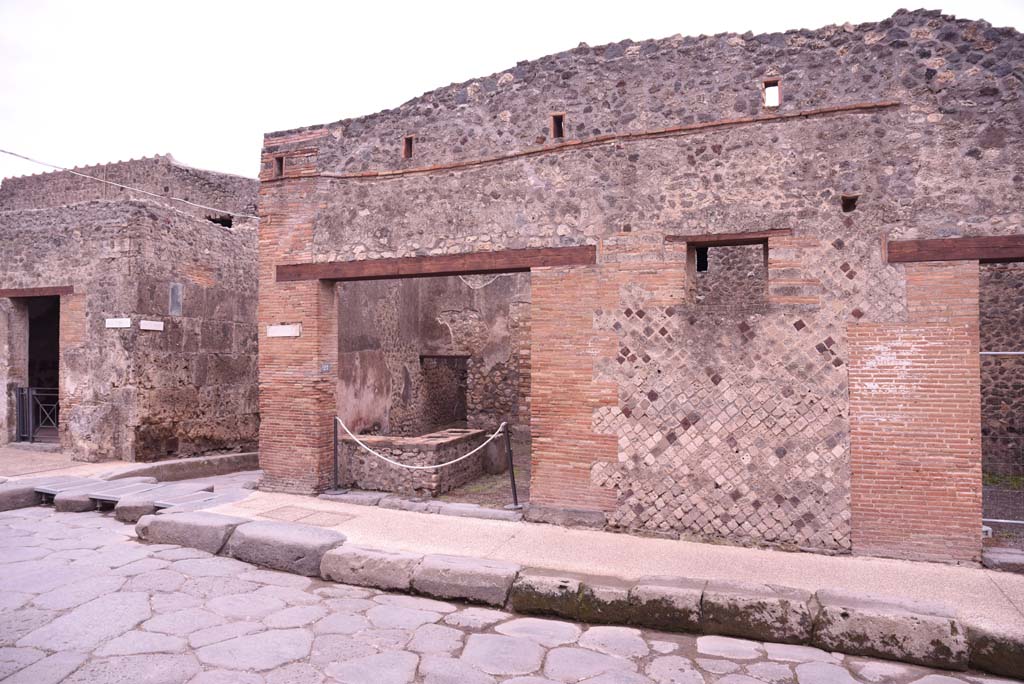 I.4.27 Pompeii, in centre. October 2019. Looking south. On the left is I.6.12 and Vicolo del Citarista.,
Foto Tobias Busen, ERC Grant 681269 D�COR.
