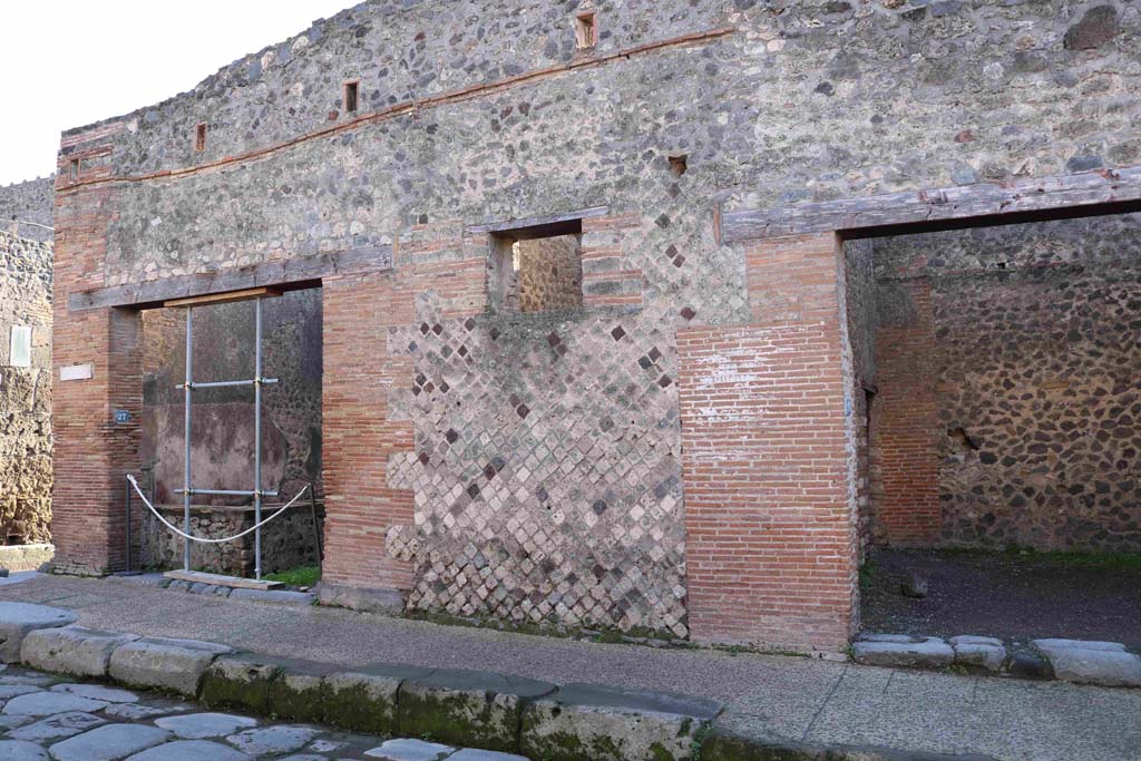 I.4.27 Pompeii, on left. December 2018. Looking south to entrance doorway on Via dell�Abbondanza. Photo courtesy of Aude Durand.
