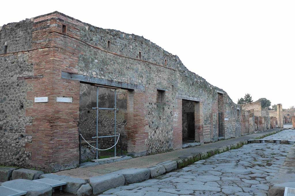 I.4.27 Pompeii. December 2018. Looking west along Ins. 4 of Reg I, from I.4. 27 on Via dell�Abbondanza. 
Vicolo del Citarista is the roadway on the left. Photo courtesy of Aude Durand.
