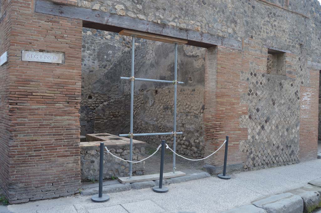 I.4.27 Pompeii. October 2017. Looking south to entrance doorway.
Foto Taylor Lauritsen, ERC Grant 681269 D�COR.

