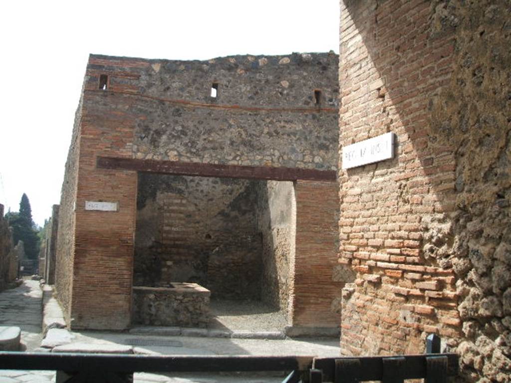 I.4.27 Pompeii. May 2005. 
Looking south from Vicolo di Tesmo, across Via dell�Abbondanza, towards entrance doorway on west side of Vicolo del Citarista. 
