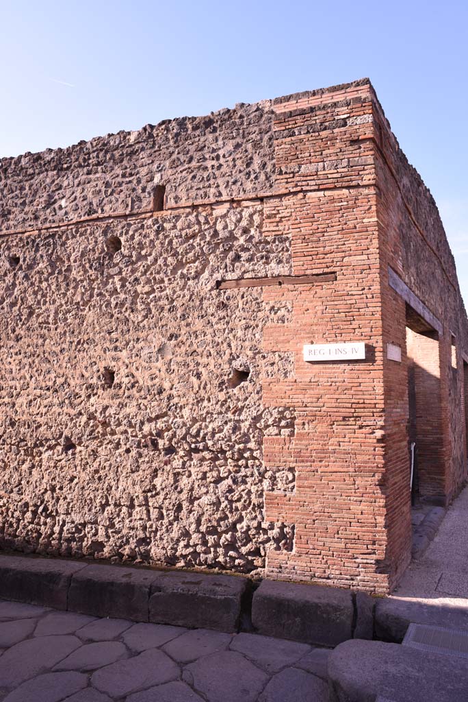 I.4.27, Pompeii. October 2019. 
Looking west towards side wall at north end of Vicolo del Citarista and junction with Via dell�Abbondanza.
Foto Tobias Busen, ERC Grant 681269 D�COR.
