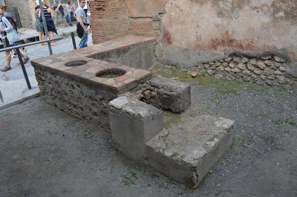 I.4.27 Pompeii. October 2017. Looking north-east from hearth at rear of counter towards entrance onto Via dell�Abbondanza.
Foto Taylor Lauritsen, ERC Grant 681269 D�COR.
