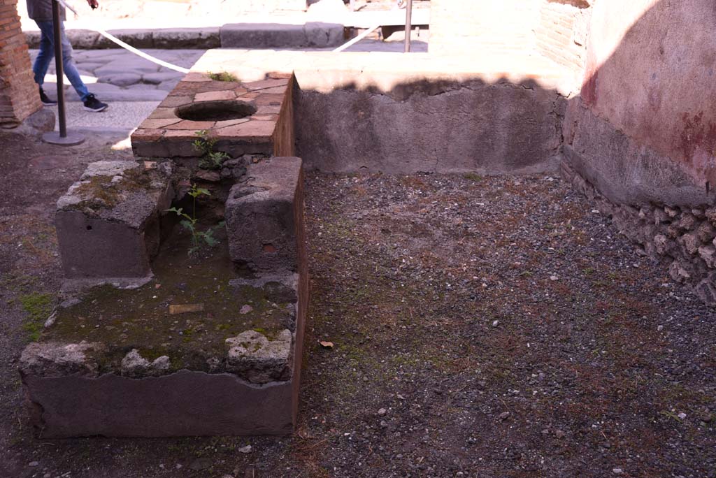 I.4.27 Pompeii. October 2019. Hearth and counter, from rear.
Foto Tobias Busen, ERC Grant 681269 D�COR.
