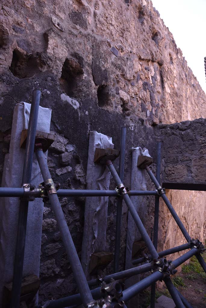 I.4.28 Pompeii. October 2019. Room 65, looking north along west wall towards doorway to room 26.
Foto Tobias Busen, ERC Grant 681269 D�COR.

