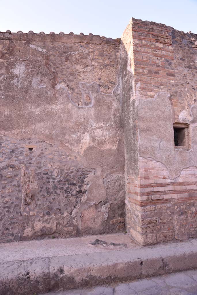I.4.28 Pompeii. October 2019. Looking north to detail of insula wall on west side of front fa�ade.
Foto Tobias Busen, ERC Grant 681269 D�COR.

