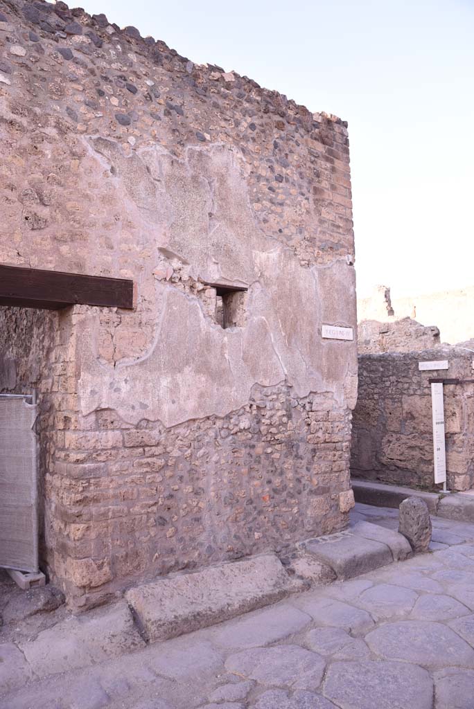 I.4.28 Pompeii. October 2019. 
Looking towards east (right) front fa�ade, and corner junction with Vicolo del Citarista.
Foto Tobias Busen, ERC Grant 681269 D�COR.

