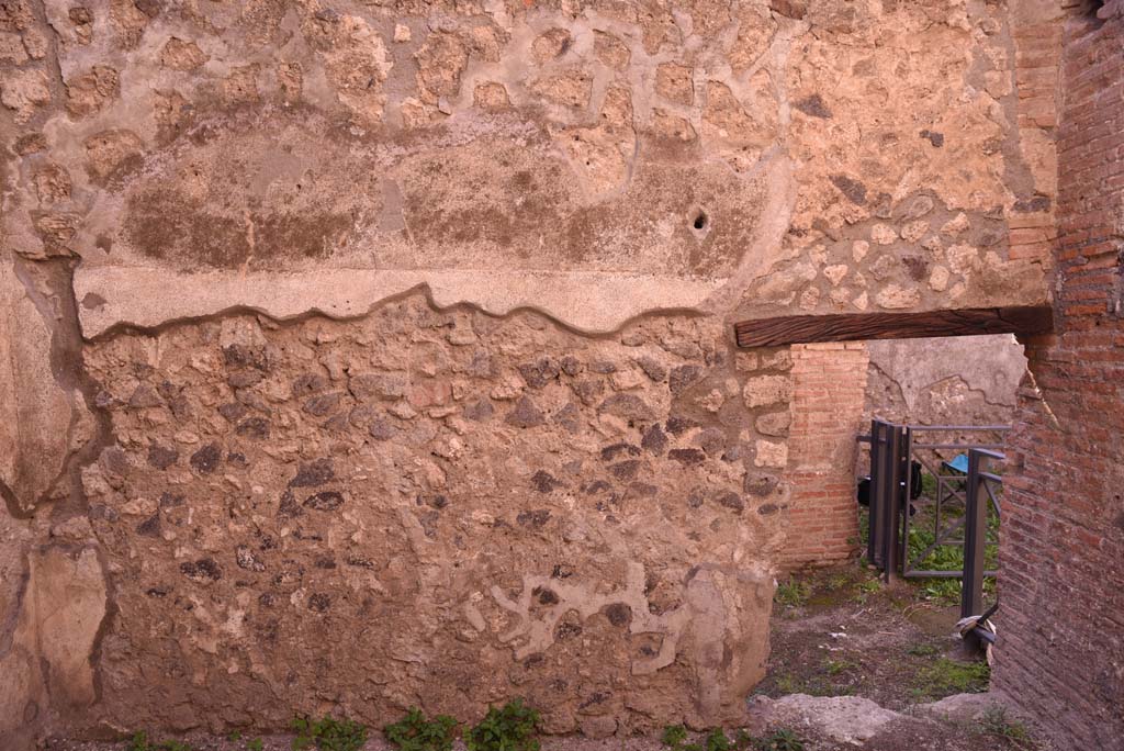 I.4.28 Pompeii. October 2019. Room 29, detail from west wall at south side of doorway into entrance corridor 28.
Foto Tobias Busen, ERC Grant 681269 D�COR.

