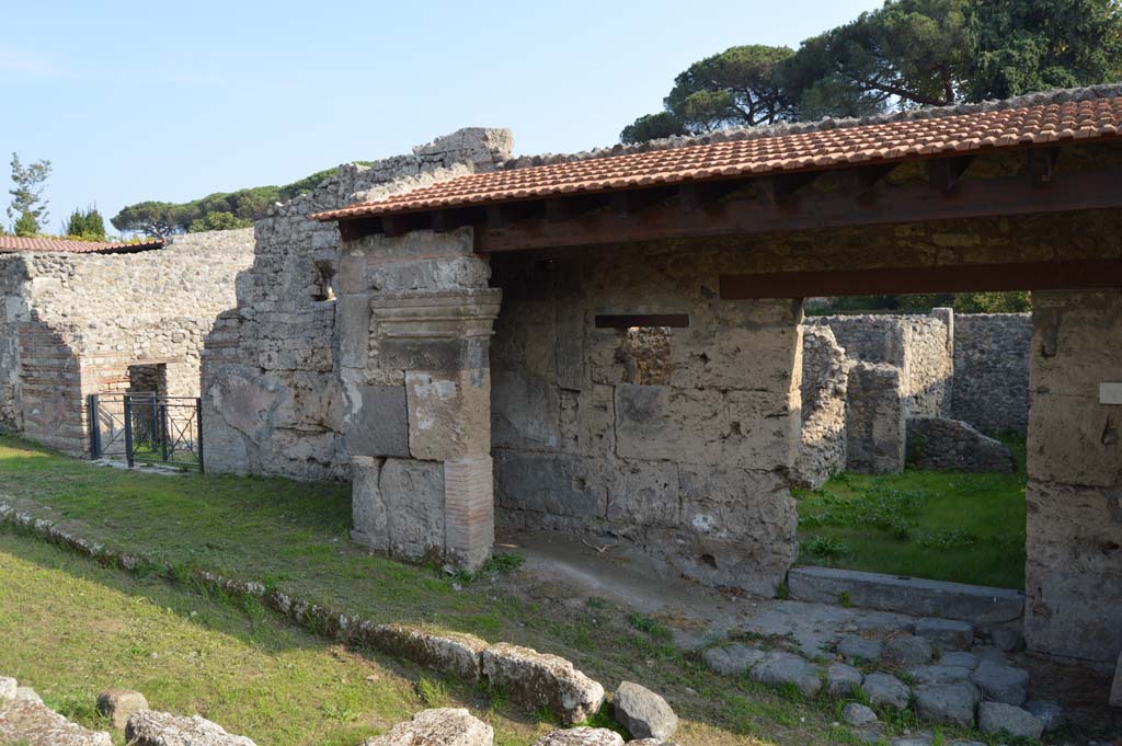 I.5.1 Pompeii, on right, with I.5.2, on left. October 2017. Looking towards entrances on south side of roadway.
Foto Taylor Lauritsen, ERC Grant 681269 DÉCOR.