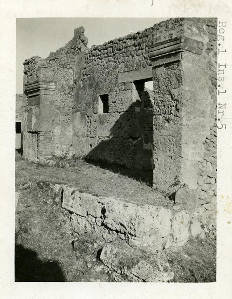 I.5.1 Pompeii but shown as I.1.5 on photo. Pre-1937-39. Looking east along front façade.
Photo courtesy of American Academy in Rome, Photographic Archive. Warsher collection no. 1203.