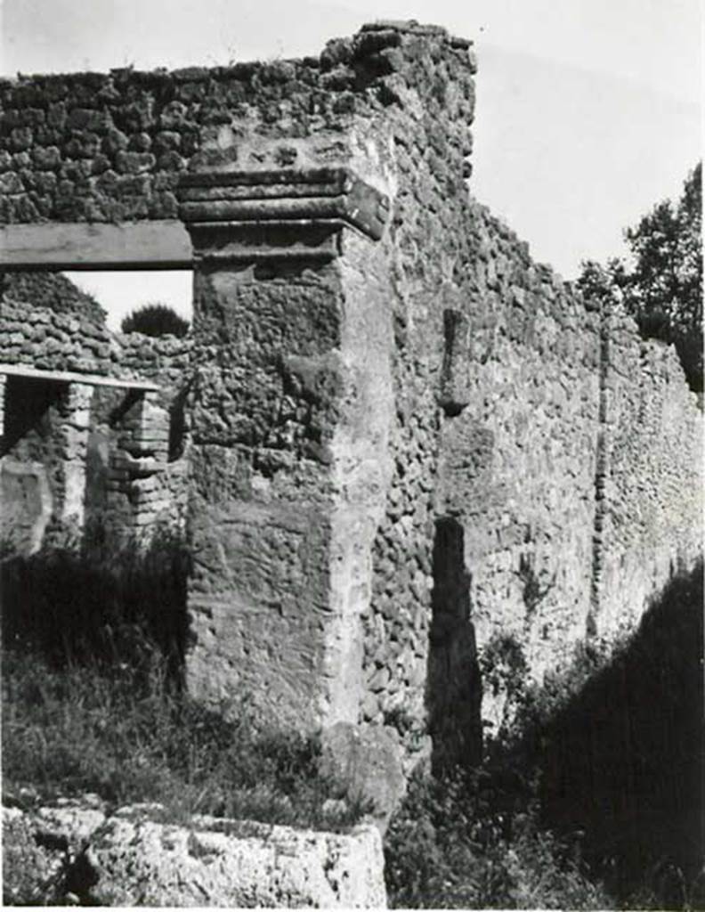 I.5.1 Pompeii. 1936, taken by Tatiana Warscher. Looking towards entrance doorway and west side of monumental structure, and east side of unnamed vicolo between I.5 and I.1.
See Warscher T., 1936. Codex Topographicus Pompeianus: Regio I.1, I.5. (no.18), Rome: DAIR, whose copyright it remains.