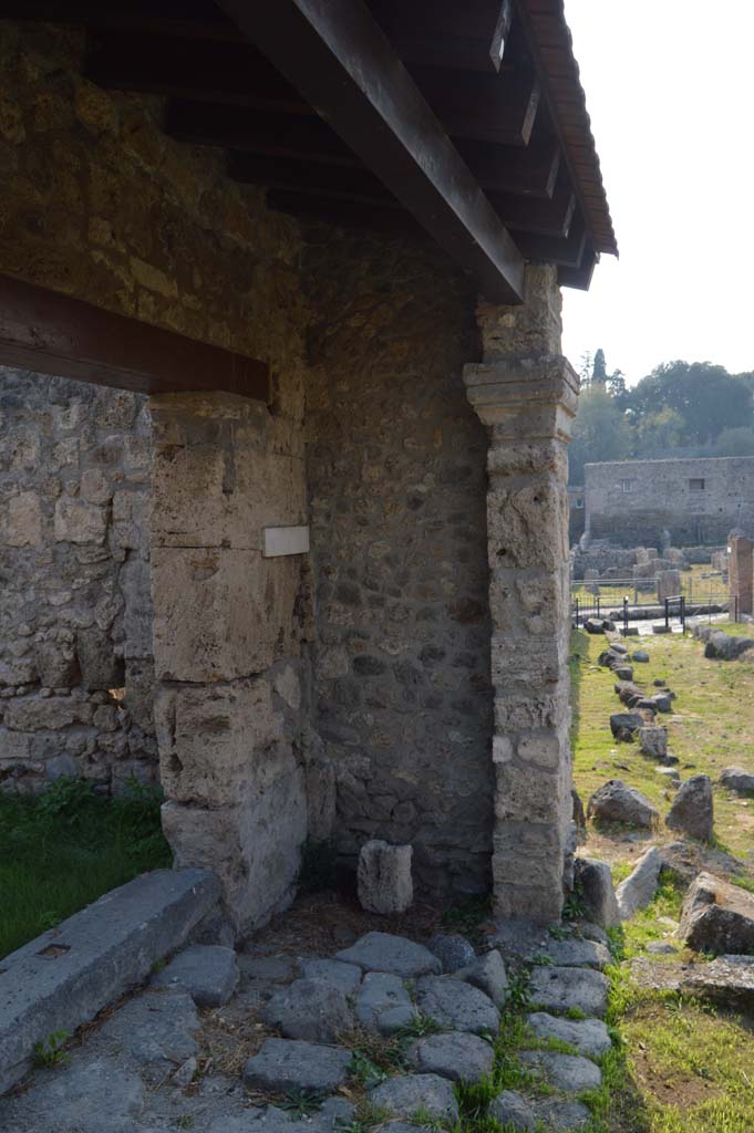 I.5.1, Pompeii. October 2017.
Looking west to right (west) ante of restored portico, towards junction with Via Stabiana, on right.
Foto Taylor Lauritsen, ERC Grant 681269 DÉCOR.
