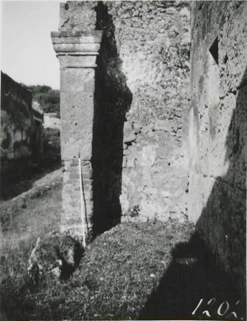 10501-warscher-codex-95-2-640.jpg
I.5.1 Pompeii. 1936, taken by Tatiana Warscher. Looking east towards left end of portico, on Vicolo del Conciapelle.
See Warscher T., 1936. Codex Topographicus Pompeianus: Regio I.1, I.5. (no.20), Rome: DAIR, whose copyright it remains.