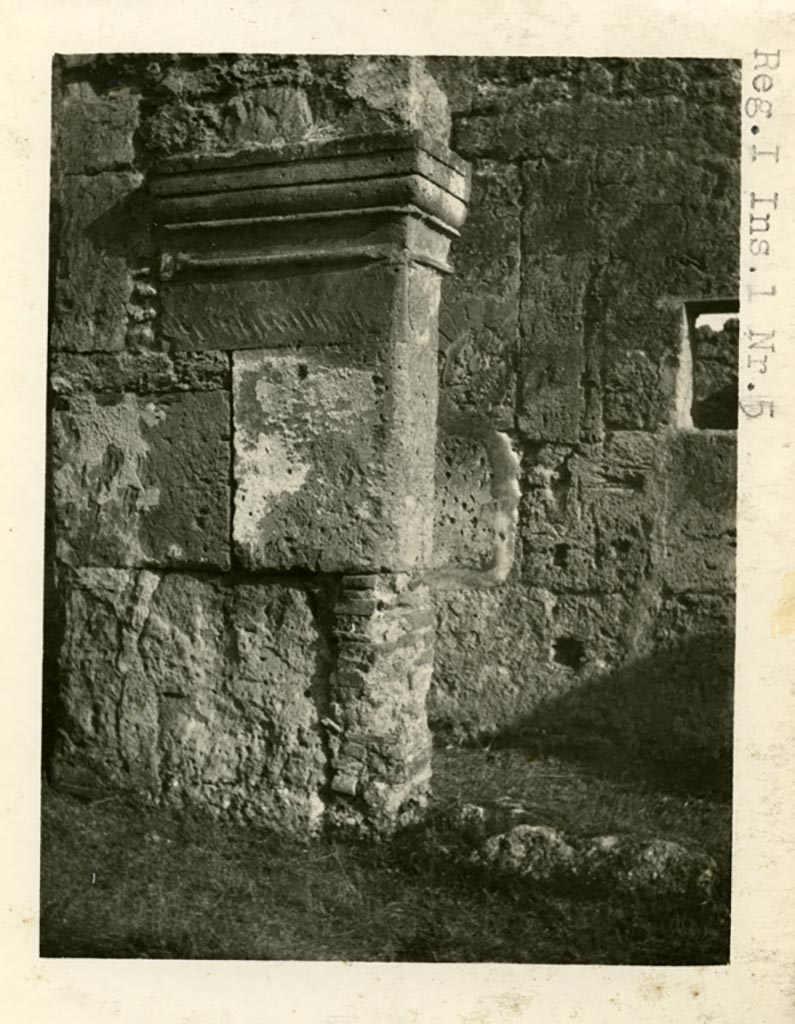 I.5.1 Pompeii, but shown as I.1.5 on photo. Pre-1937-39. Detail of left (east) side of entrance portico.
Photo courtesy of American Academy in Rome, Photographic Archive. Warsher collection no. 1201.