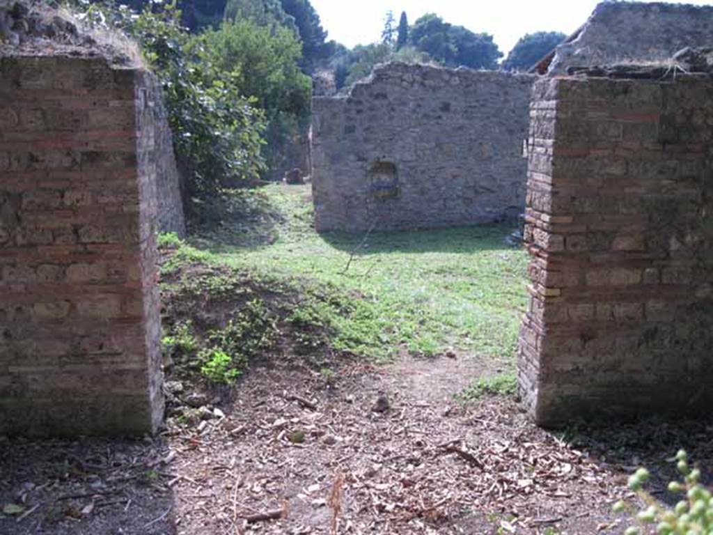 I.5.3 Pompeii. September 2010. Entrance doorway, looking west along south side. Photo courtesy of Drew Baker.