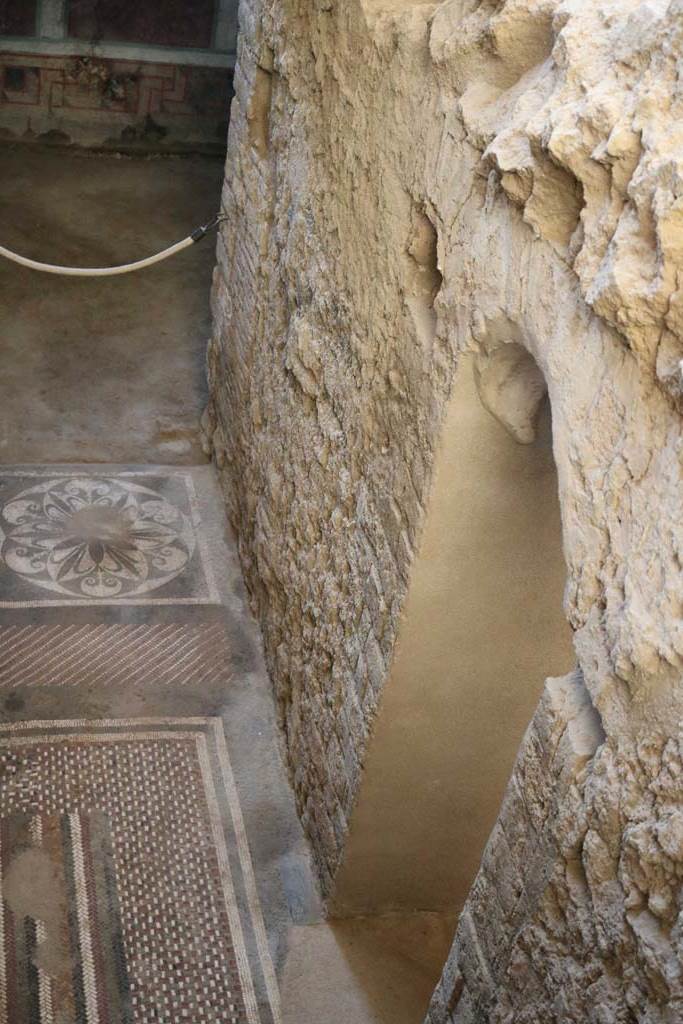 I.6.2 Pompeii. December 2018.
Arched doorway to frigidarium in north wall of anteroom, apodyterium or changing room.
Photo courtesy of Aude Durand.