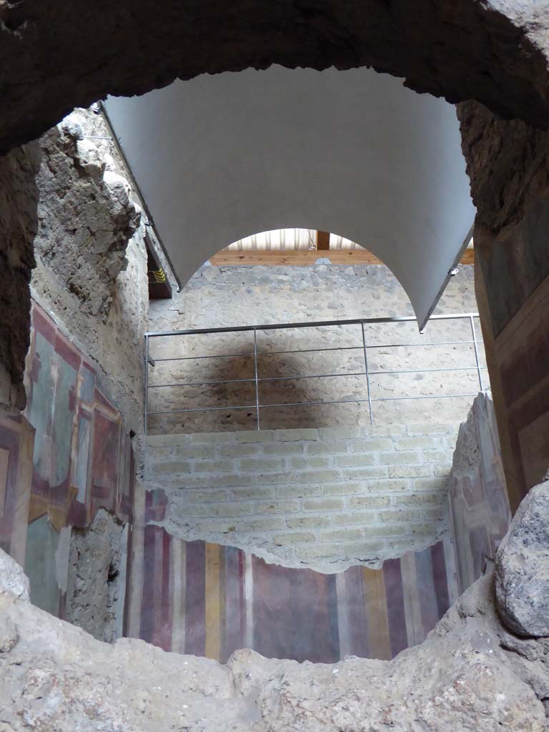 I.6.2 Pompeii. September 2017.
Looking east towards reconstruction of the idea of a vaulted ceiling, through circular window into frigidarium.
Foto Annette Haug, ERC Grant 681269 DÉCOR.