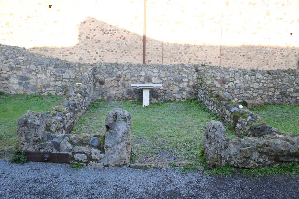 I.6.2 Pompeii. December 2018. Marble table in room on east side. Photo courtesy of Aude Durand.