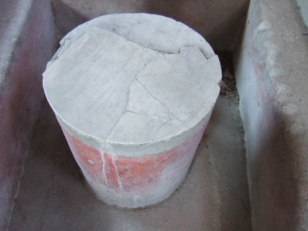 I.6.2 Pompeii. May 2006. Triclinium circular table.