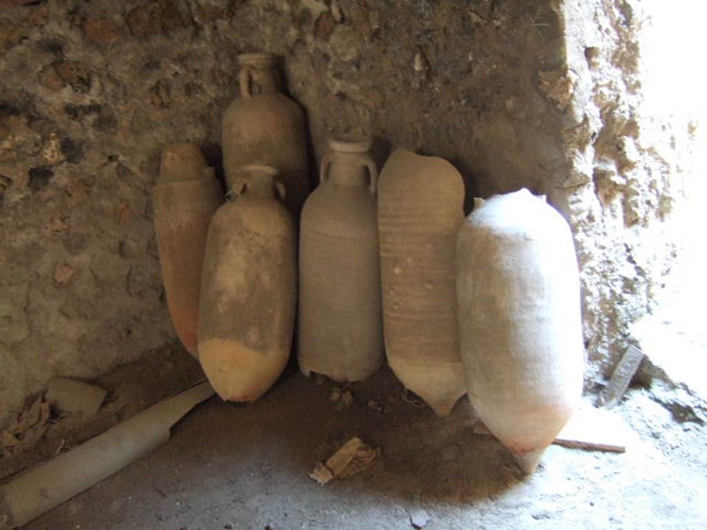 I.6.2 Pompeii. May 2006. Amphorae in caldarium near doorway to tepidarium in north-east corner.   