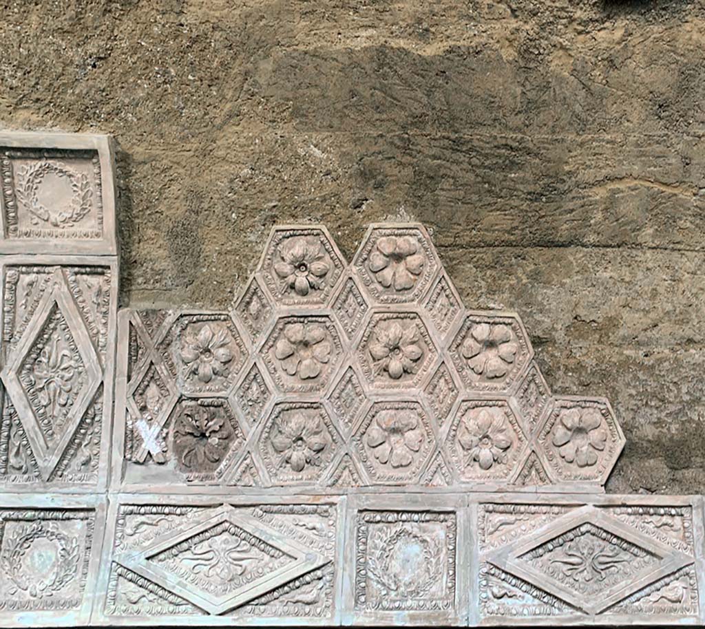 I.6.2 Pompeii. March 2017.
Detail of fine stuccoed vaulted ceiling in cryptoporticus in north wing. Photo courtesy of Davide Peluso.