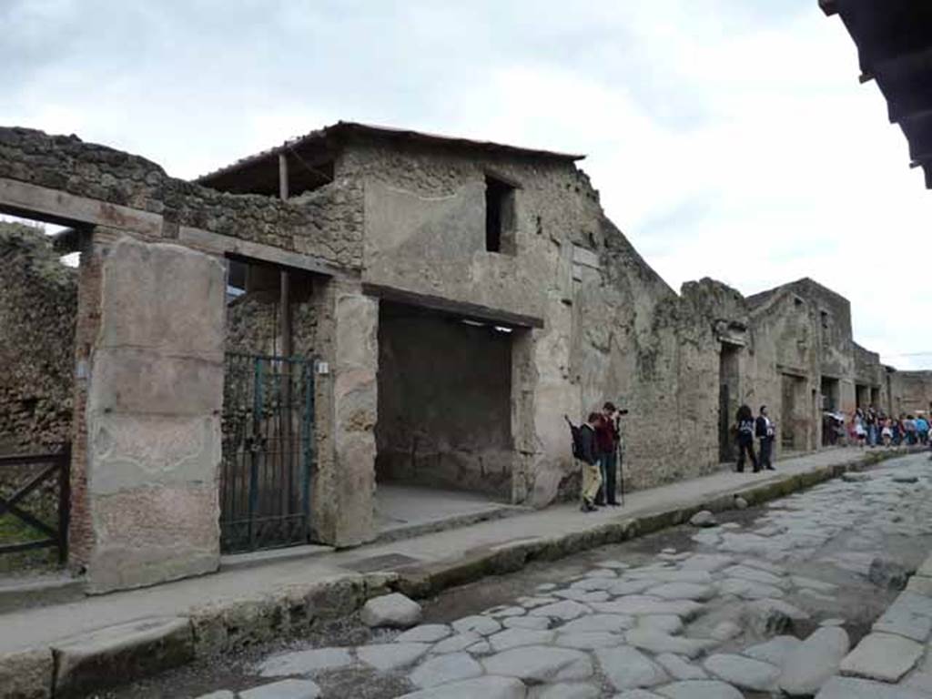 I.6.3 Pompeii. December 2006. Entrance and façade.
According to Varone and Stefani, electoral recommendations could be read on the west (right) side of the entrance doorway, when it was first excavated in 1911. These were numbered CIL IV 7146, 7142, 7144, 7148 and 7150.
See Varone, A. and Stefani, G., 2009. Titulorum Pictorum Pompeianorum, Rome: L’erma di Bretschneider, (p.54)

According to Epigraphik-Datenbank Clauss/Slaby (See www.manfredclauss.de), these are

L(ucium) Popidium Secundum
aed(ilem) d(ignum) r(ei) p(ublicae) o(ro) v(os) f(aciatis)     [CIL IV 7146]

Licinium Faustinum
aed(ilem) d(ignum) r(ei) p(ublicae) o(ro) v(os) f(aciatis)     [CIL IV 7142]

Pansam aed(ilem) d(ignum) r(ei) p(ublicae) o(ro) v(os) f(aciatis)   [CIL IV 7144]

C(aium) Calventium
Sittium Magnum IIvir(um) i(ure) d(icundo)
o(ro) v(os) f(aciatis)    [CIL IV 7148]

Severum
o(ro) v(os) f(aciatis)    [CIL IV 7150]
