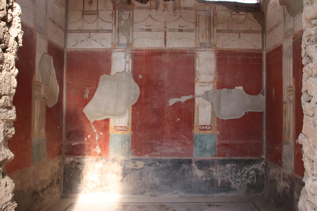 I.6.4 Pompeii.  December 2005. Room 5,  North wall
