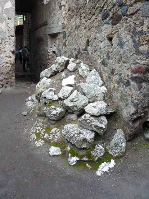 I.6.4 Pompeii. March 2009. Room 8, Latrine in south east corner of Kitchen.