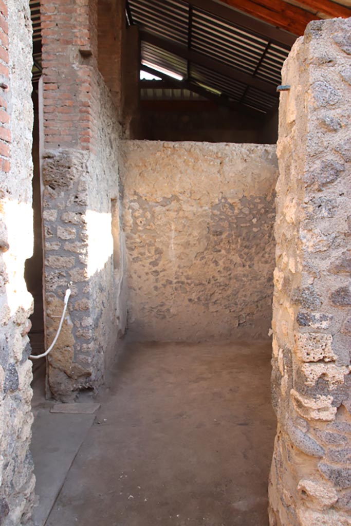 I.6.4 Pompeii. October 2022.
Doorway to room 12, with room 11 on the east side, on left. Photo courtesy of Klaus Heese.