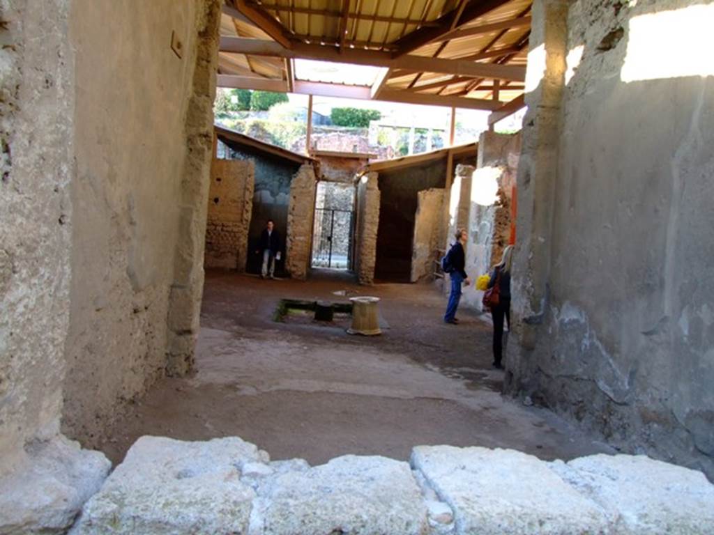 I.6.4 Pompeii. March 2009. Room 15, Tablinum. Looking north through window space, towards atrium and front entrance.