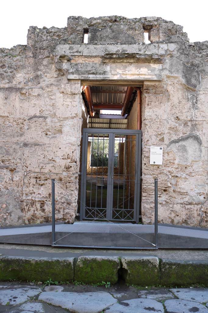I.6.4 Pompeii. December 2018.
Entrance doorway, looking south on Via dell’Abbondanza. Photo courtesy of Aude Durand.