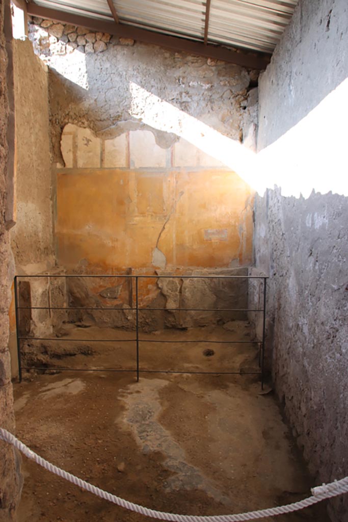I.6.4 Pompeii. October 2022.
Room 17, looking through doorway towards north wall. Photo courtesy of Klaus Heese.