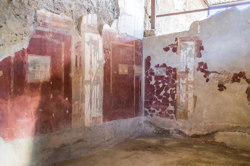 I.6.4 Pompeii. December 2021.
Room 2, a triclinium, looking east along north wall, towards north-east corner. Photo courtesy of Johannes Eber.
In this room are paintings of a still life, of silver vases, a still life with figs, birds with fruit, and a maritime landscape.