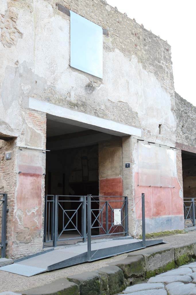I.6.7 Pompeii. December 2018.
Entrance doorway on south side of Via dell’Abbondanza. Photo courtesy of Aude Durand.