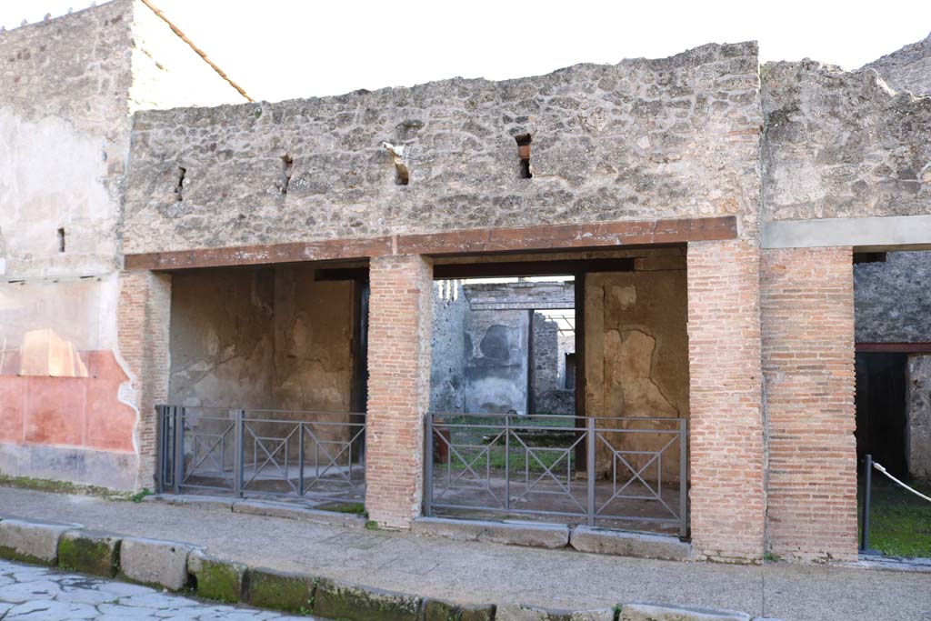 I.6.8 and I.6.9, in centre, Pompeii. December 2018.
Entrance doorways on south side of Via dell’Abbondanza. Photo courtesy of Aude Durand